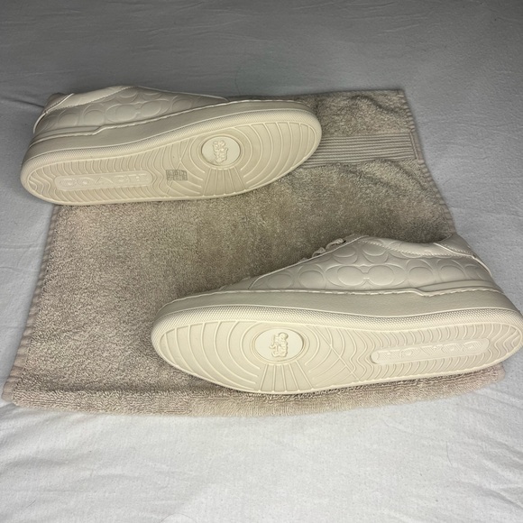 COACH Ivory Clip Low Top Signature Logo Sneaker - Picture 4 of 4